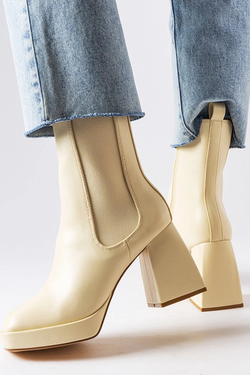 Smilšu krāsas zābaki uz masīva...