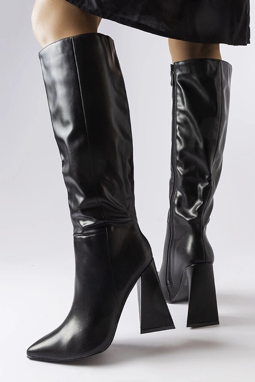 Melni augstpapēžu zābaki, „Medicina"