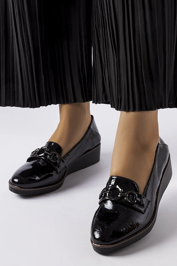 Melni lakoti mokasīni uz...