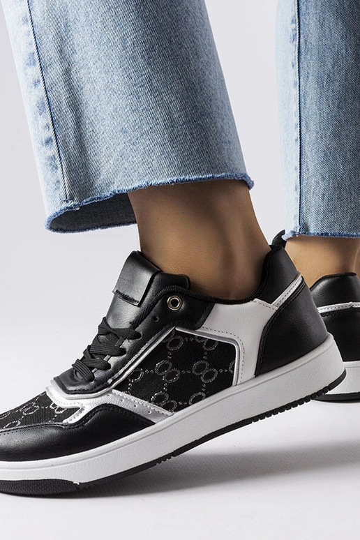 Melnas kedas rotātas ar Isidoras...