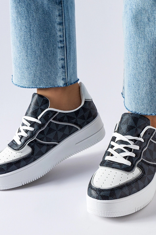 Melnas kedas rotātas ar Sands monogrammu