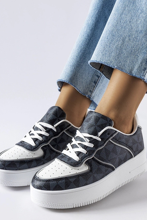 Melnas kedas rotātas ar Sands monogrammu