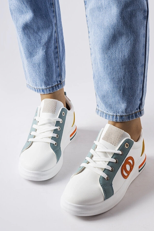 Baltas kedas ar krāsainiem ieliktņiem...