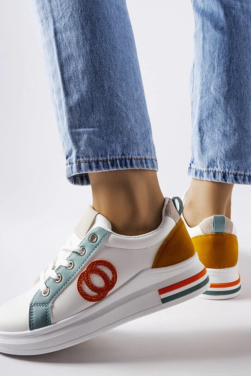 Baltas kedas ar krāsainiem ieliktņiem...