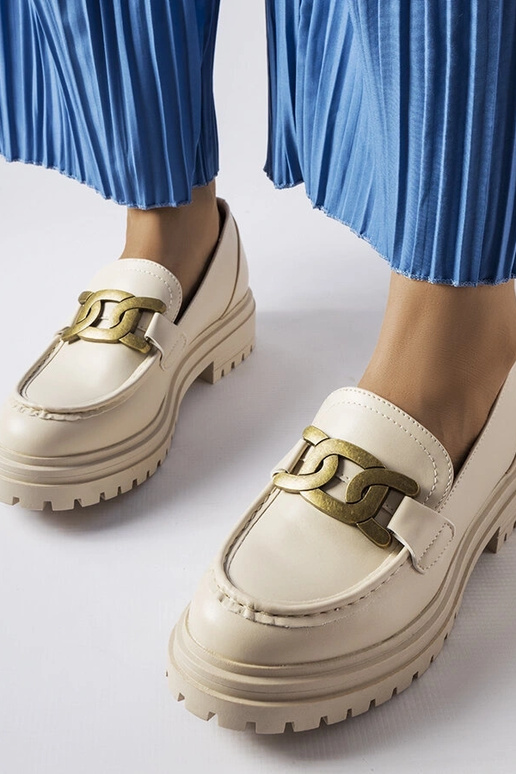 Bēši klaipi, kas dekorēti ar...