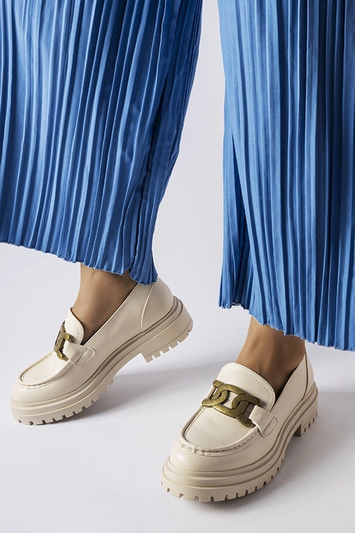 Bēši klaipi, kas dekorēti ar...