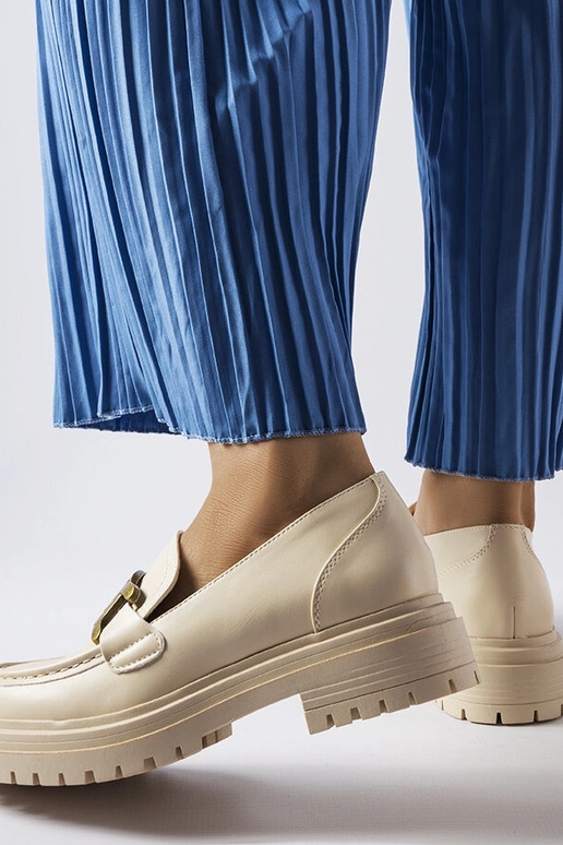 Bēši klaipi, kas dekorēti ar...