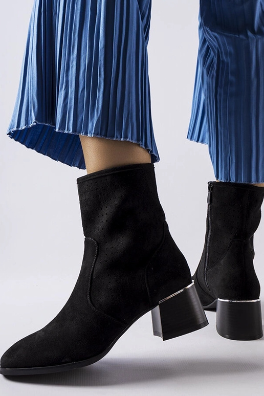 Melni zābaki ar perforētu kāju daļu,...