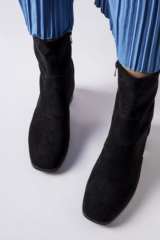 Melni zābaki ar perforētu kāju daļu,...