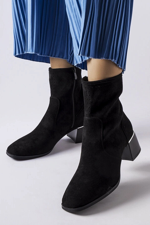 Melni zābaki ar perforētu kāju daļu,...