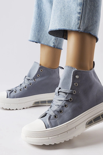 Klusas pelēkas augstas...