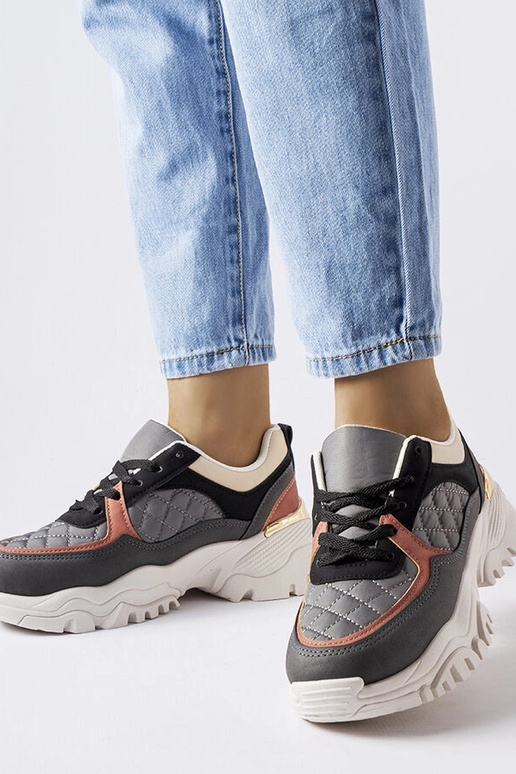 Pelēkas kedas ar krāsainiem...