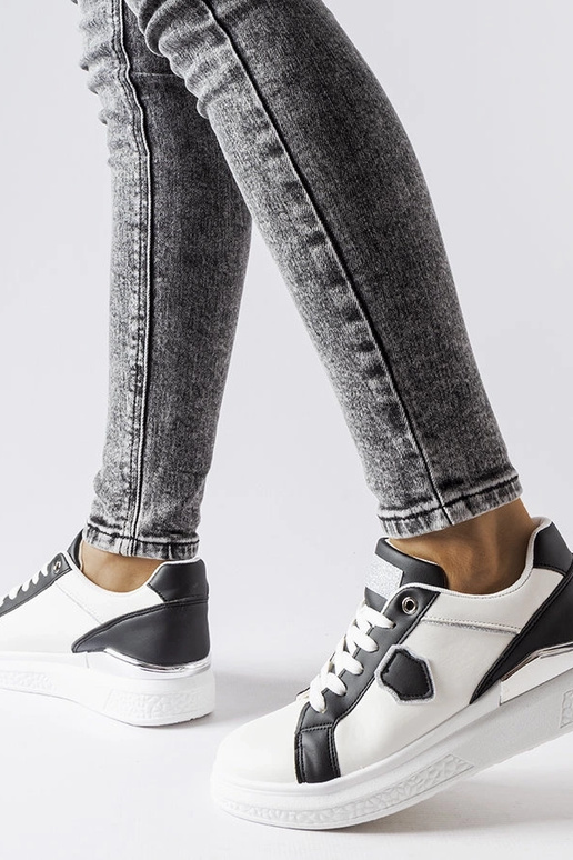 Melnbaltas kedas ar sudraba akcentu Via