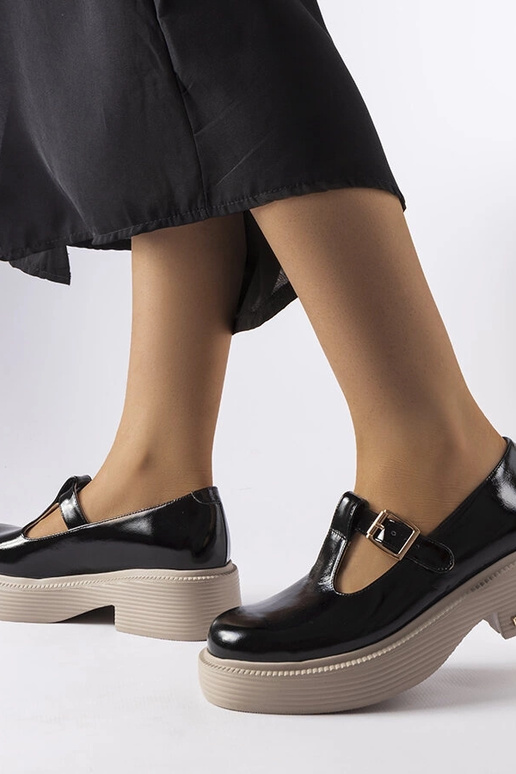 Melnas lakots pusbačus, Karino