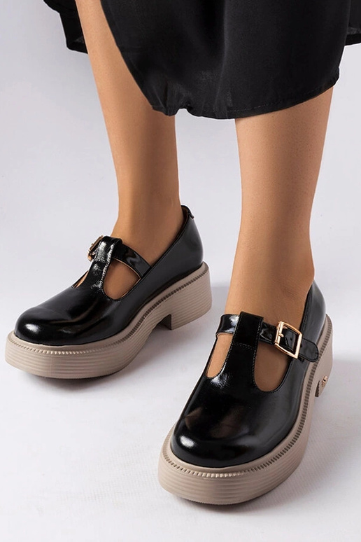 Melnas lakots pusbačus, Karino