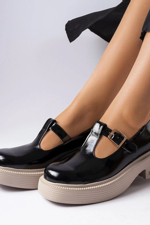 Melnas lakots pusbačus, Karino