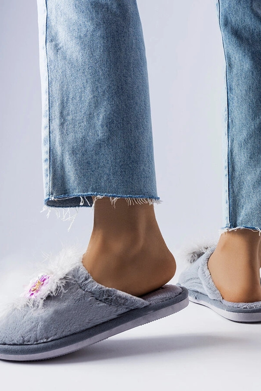 Pelēkas siltas čības ar ziediem Moly