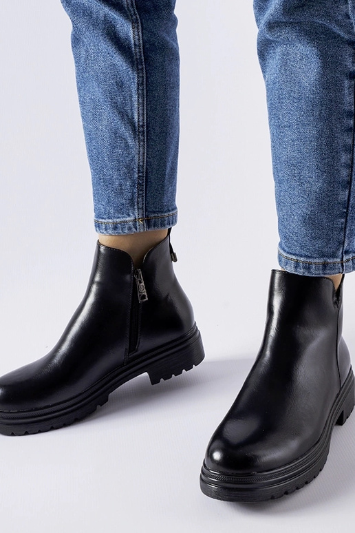 Melni izolēti Vinceza zābaki