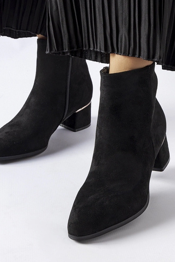 Melnas zābaki uz zemiem...