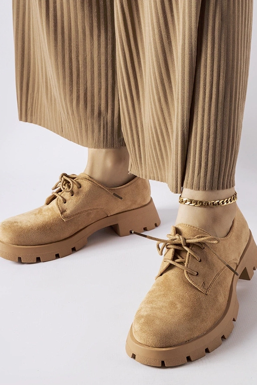 Brūni pusbačus uz masīvas zoles,...