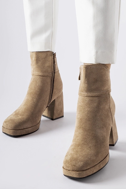 Pelēki zābaki uz masīva papēža, „Itaf"