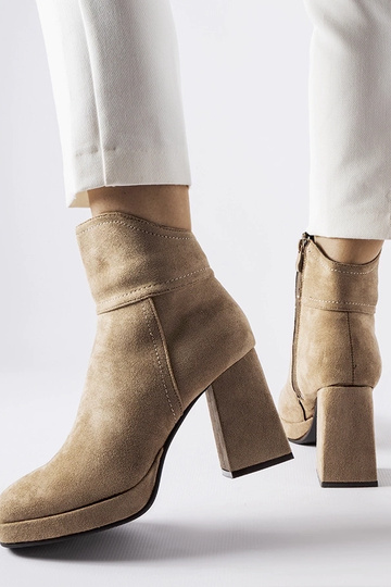 Pelēki zābaki uz masīva... 2