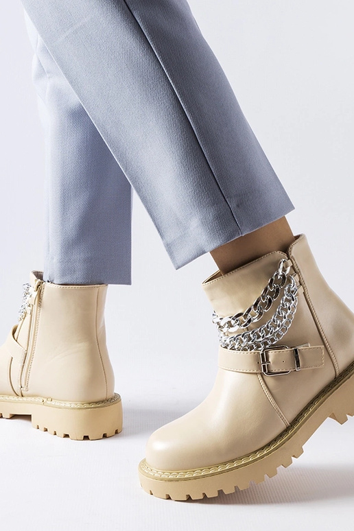 Bēši puszābaki ar dekoratīvām ķēdītēm...