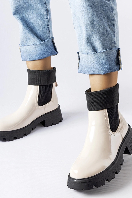 Breolungi smilškrāsas uzvelkami darba...