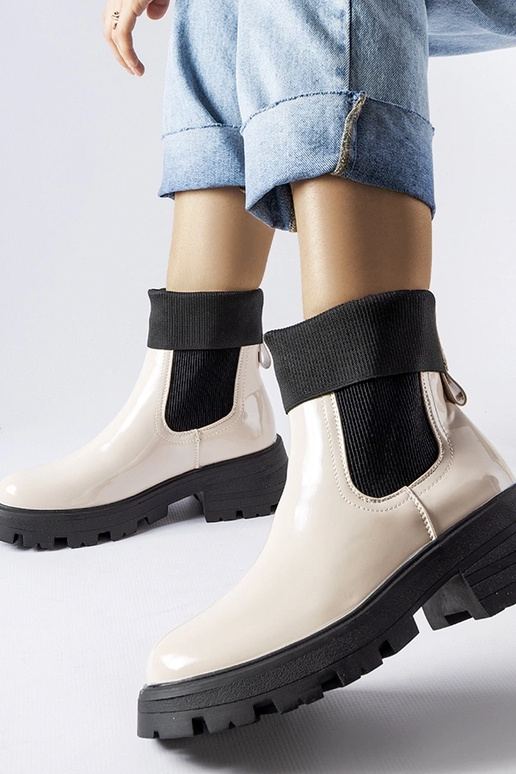 Breolungi smilškrāsas uzvelkami darba...