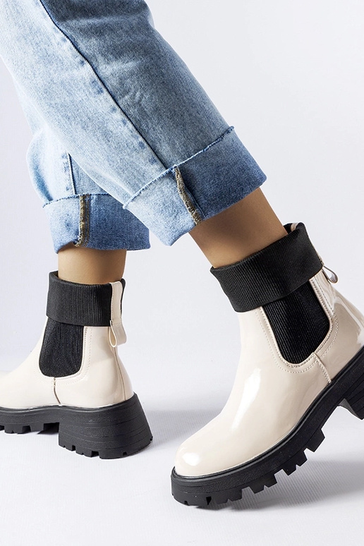 Breolungi smilškrāsas uzvelkami darba...