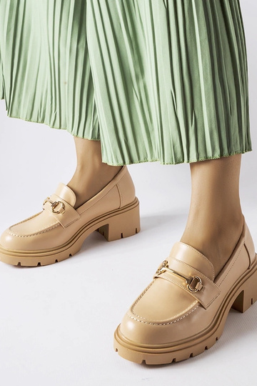 Smilšu krāsas puszābaki uz...