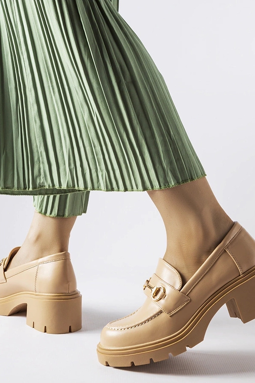 Smilšu krāsas puszābaki uz papēža,...