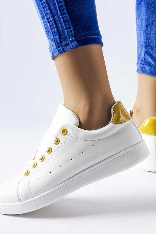 Baltas kedas ar dzelteniem akcentiem...