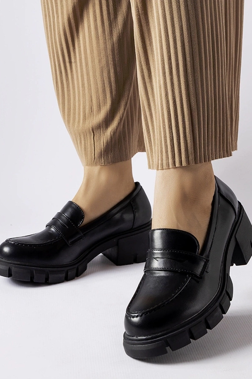 Melni klasiskie klaipi uz Dina bloka