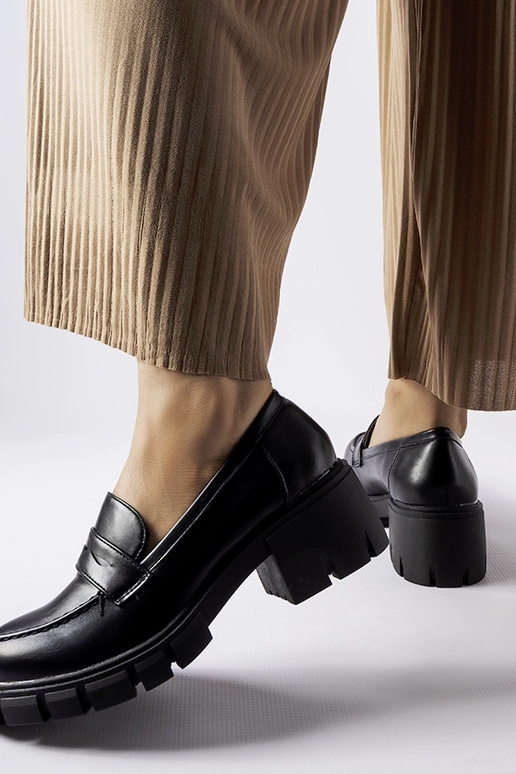 Melni klasiskie klaipi uz Dina bloka