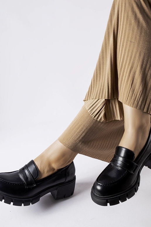 Melni klasiskie klaipi uz Dina bloka