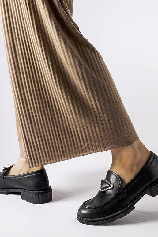 Melni mokasīni, kas dekorēti ar...