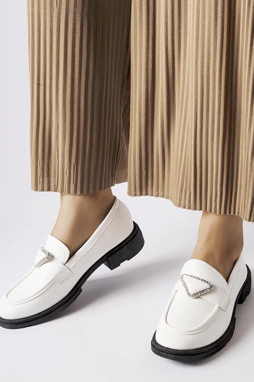 Balti mokasīni, kas dekorēti ar...