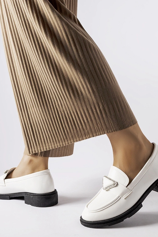 Balti mokasīni, kas dekorēti ar...