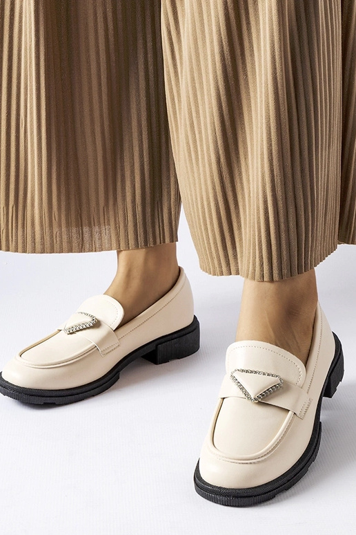 Bēši mokasīni, kas dekorēti ar...