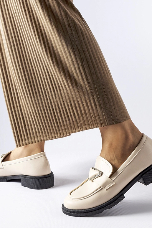 Bēši mokasīni, kas dekorēti ar...