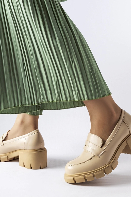 Smilšu krāsas klasiskie mokasīni uz...