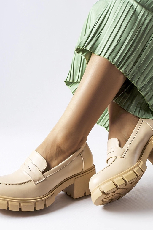 Smilšu krāsas klasiskie mokasīni uz...