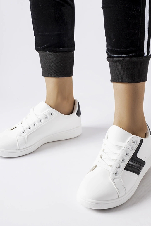 Baltas kedas ar melniem ieliktņiem Rizzo