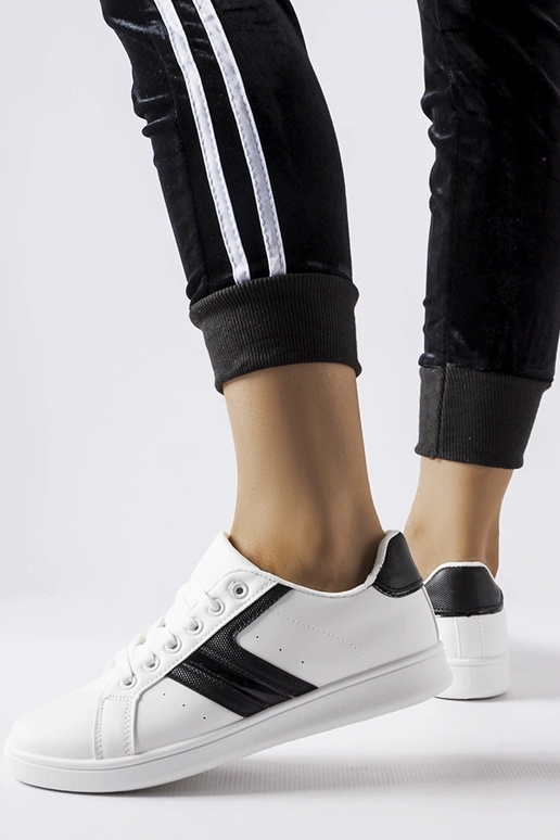 Baltas kedas ar melniem ieliktņiem Rizzo