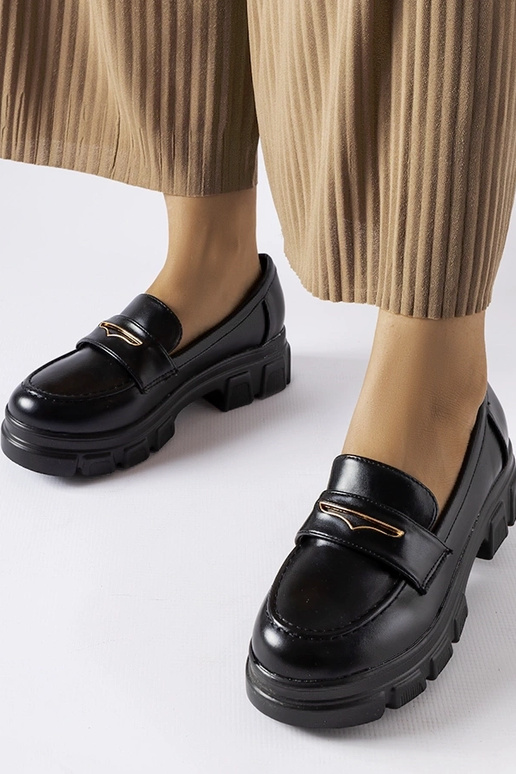 Melni mokasīni ar redzamu protektoru...