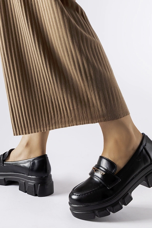 Melni mokasīni ar redzamu protektoru...