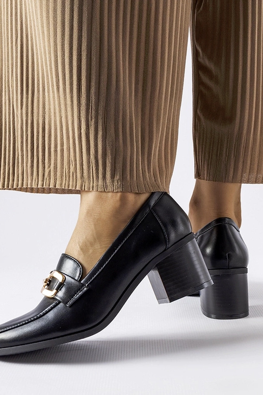 Melni klasiskie klaipi ar sprādzi Artus