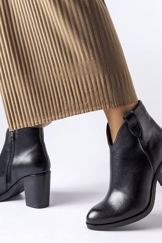 Melni ādas ziemas zābaki, „Karino"