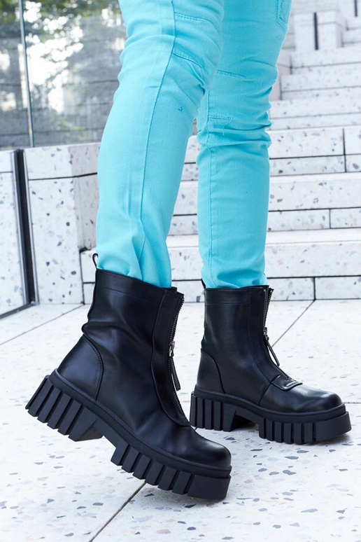 Melni izolēti puszābaki ar...